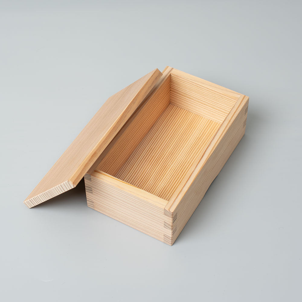 接着剤を一切使用していない鳥取杉のお弁当箱