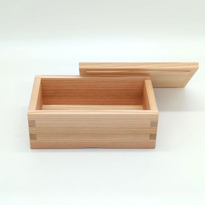 接着剤を一切使用していない鳥取杉のお弁当箱