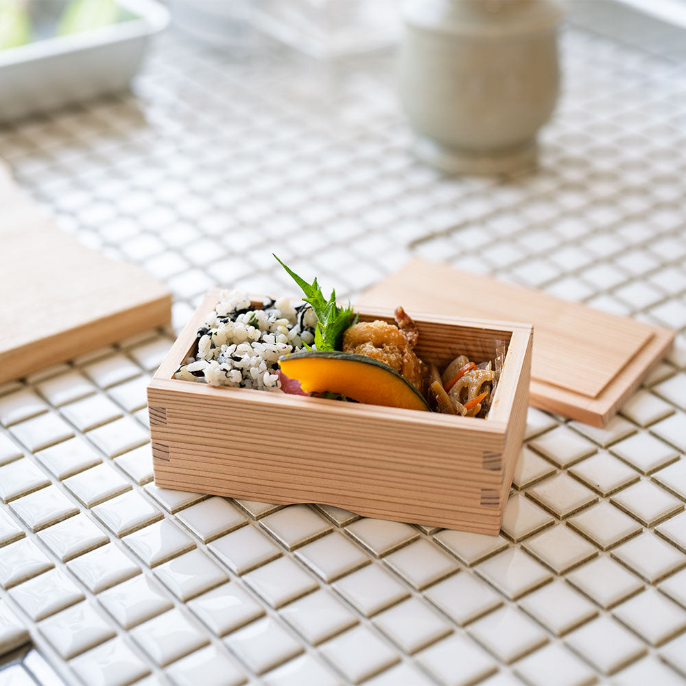 接着剤を一切使用していない鳥取杉のお弁当箱
